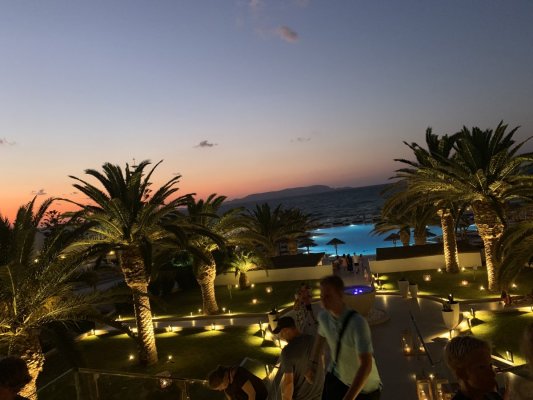 Территория отеля вечером