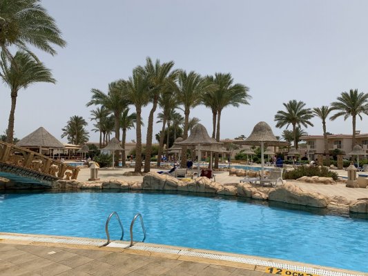 Огромный бассейн