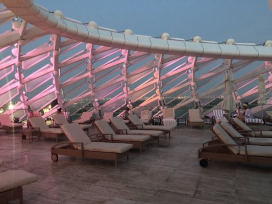 Бассейн вечером