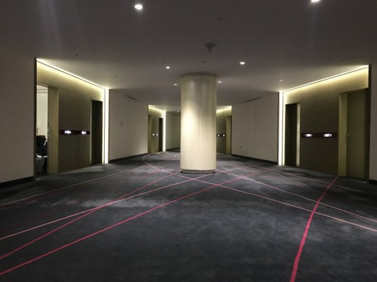 Коридоры отеля в виде гоночных трасс