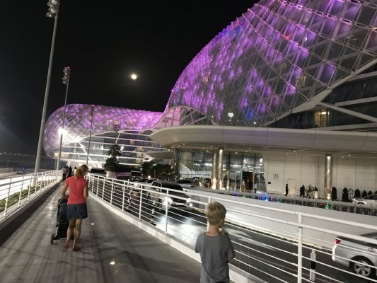 Подсветка отеля вечером