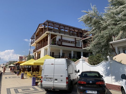 Территория отеля Водограй