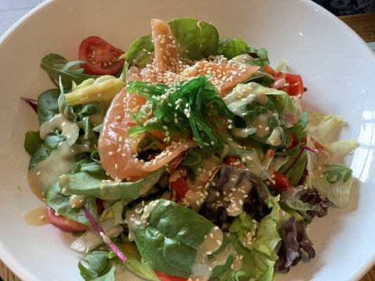 Салат с лососем