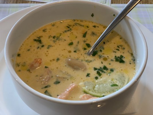 Сливочный суп с лососем