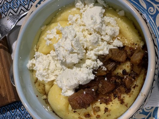 Банош с шкварками и брынзой