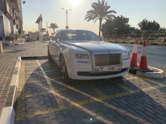 Rolls-Royce на парковке