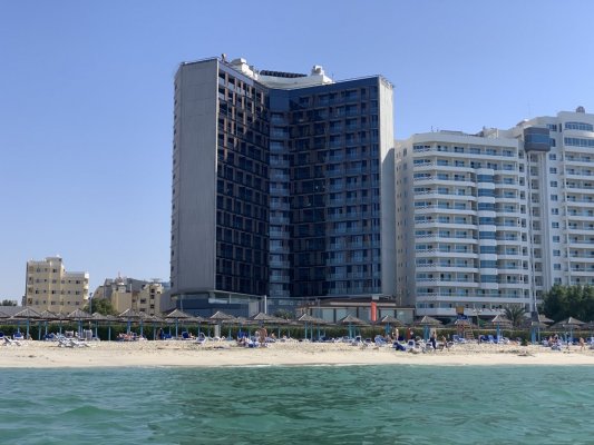 Вид с пляжа на отель Wyndham Garden