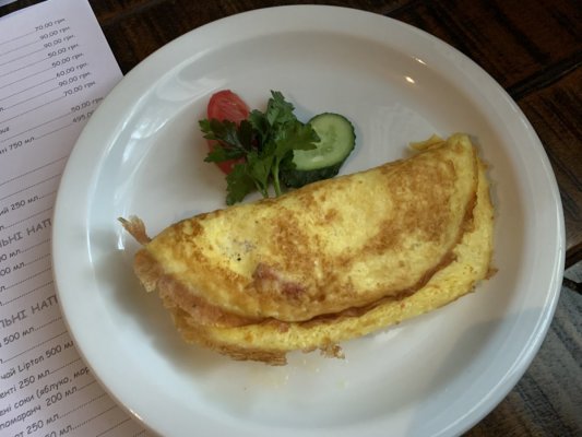 Омлет и страусинного яйца с беконом